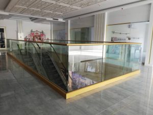 نرده شیشه ای